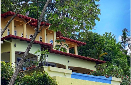 Ballena Maison | Perfect viewing of migrating Pacific whales, from the hills above Ojochal