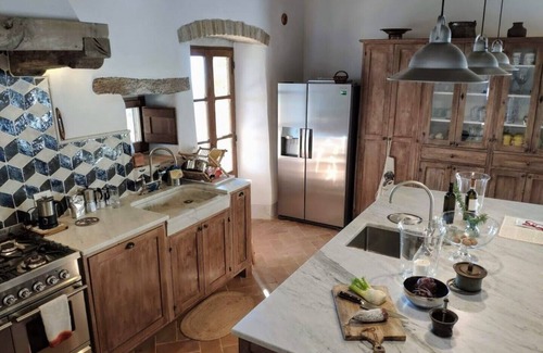 Carpini Villa | Ferme familiale parfaite pour 12 personnes avec une superbe piscine à débordement et un grand jardin