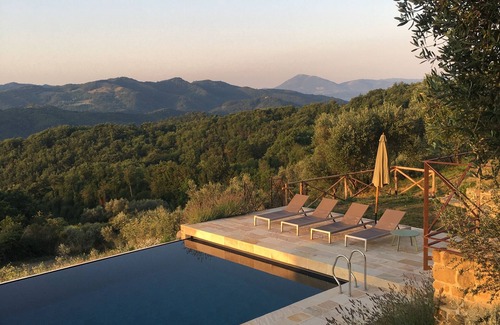 Carpini Villa | Ferme familiale parfaite pour 12 personnes avec une superbe piscine à débordement et un grand jardin