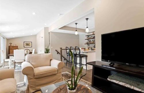 Niagara Falls Maison | Perfection near the River - 4 Bedroom Villa Complimentary Breakfast Delivered Daily to the Rental