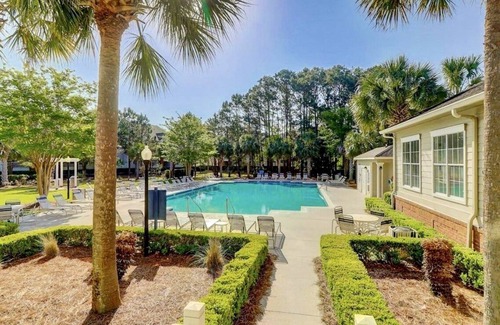Mount Pleasant Copropriété | Perfectly located 2 bedroom condo at Seaside Farms