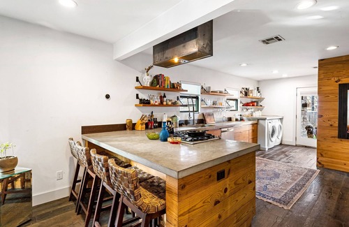 East Cesar Chavez Maison | Perfectly Located Custom Home Close to It All