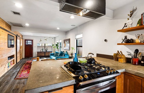 East Cesar Chavez Maison | Perfectly Located Custom Home Close to It All