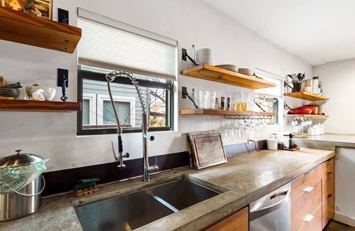 East Cesar Chavez Maison | Perfectly Located Custom Home Close to It All