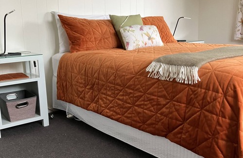 Pohara Maison | Great Kiwi bach across the road from fabulous Pohara Beach