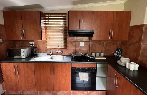 Nelspruit Appartement | Perfectly situated comfortable studio w/full kitchen-Book today!
