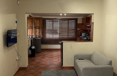 Nelspruit Appartement | Perfectly situated comfortable studio w/full kitchen-Book today!