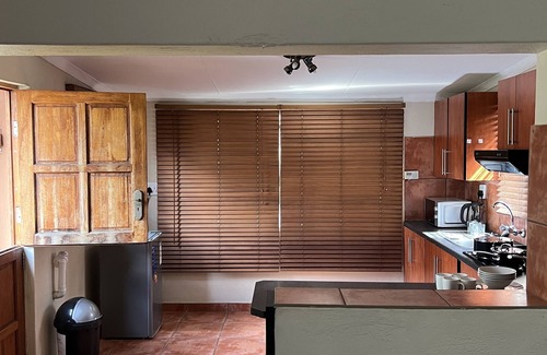 Nelspruit Appartement | Perfectly situated comfortable studio w/full kitchen-Book today!
