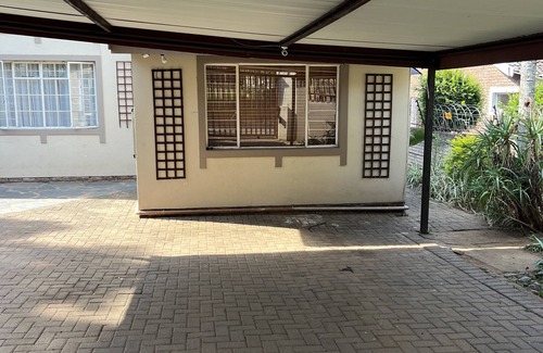 Nelspruit Appartement | Perfectly situated comfortable studio w/full kitchen-Book today!