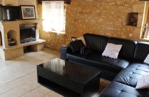 Naussannes Cottage | Gîte périgourdin avec piscine partagée, cheminée et animaux admis près de Bergerac
