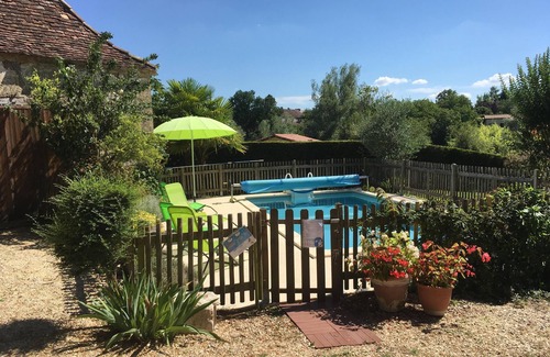 Faux Maison | Longere périgourdine avec parc arboré et piscine privée, chauffer et sécurisée