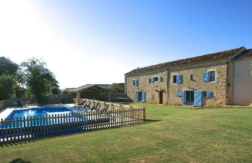 Villeneuve d'Aveyron Maison | Maison de ferme - 12 personnes, piscine 12m x 6m, grange, grand jardin, cour,