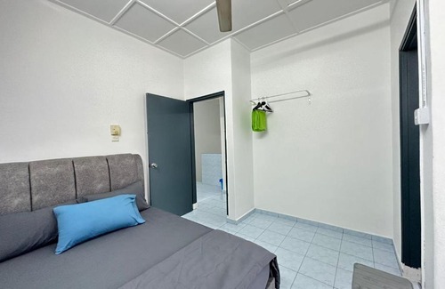 Bandar Baru Permas Jaya Maison | Permas Double Storey 8 Pax WiFi Netflix