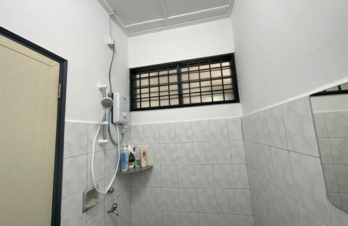 Bandar Baru Permas Jaya Maison | Permas Double Storey 8 Pax WiFi Netflix