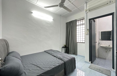 Bandar Baru Permas Jaya Maison | Permas Double Storey 8 Pax WiFi Netflix