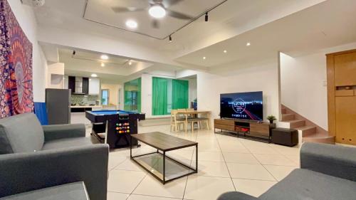 Bandar Baru Permas Jaya Maison | Permas Jaya - Pool Table & Family Gathering #4BR4B #14 pax by Cowidea