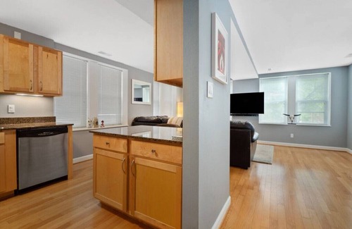 DeBaliviere Place Copropriété | Pershing · Forest Park Condo- Gated Parking, Walk to CWE