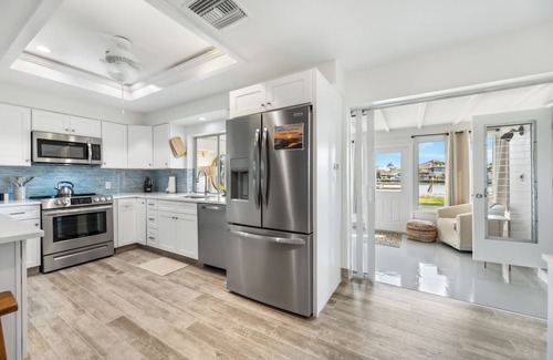 Isles of Capri Maison | Pet and kid friendly Key Lime Cutie with dock for 22' boat, walk to restaurants.