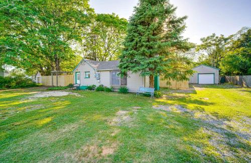 West Tuckerton Maison | Pet-Friendly Little Egg Harbor Home with Fenced Yard