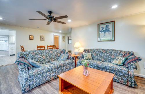 West Tuckerton Maison | Pet-Friendly Little Egg Harbor Home with Fenced Yard