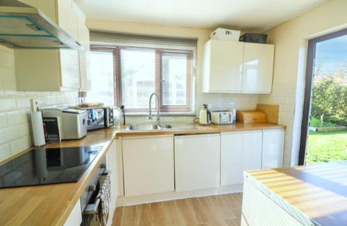 Purleigh Maison | Pet Friendly Home in Chelmsford-Hot Tub-Sleeps 6