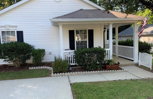 Apex Maison | Pet friendly 1,150 sqft one story, 3 bedrooms, 2 full bath home