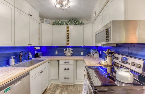 Casas Adobes Copropriété | Pet-friendly 1-bedroom condo in NW Tucson with Fireplace & Covered Patio