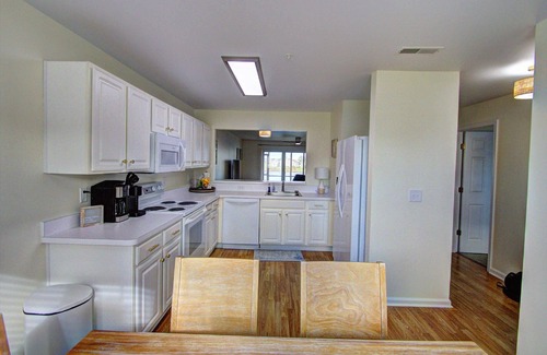 Ocean View Copropriété | Pet Friendly, 2 Kayaks, 2 SUPS, Pool, Kids' Pool, Free* Golf & Activities, 10 Mins to Beach, 1st Fl.