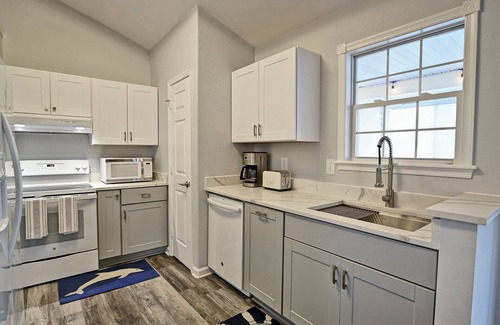 Clearwater Maison | Pet Friendly 3 bed/2 bath home in the Clearwater Community! Pool, Tennis, Beach Town, WIFI, Pets Allowed!