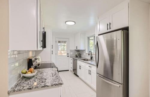 Lakewood Maison | Pet Friendly 3 Bedroom Near to Red Rocks And Belmar In Denver