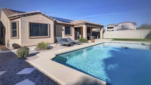 Villago Maison | Pet friendly 3br 2ba Private optional heated Pool BBQ grill Golf Clubs close to park