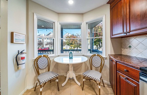 North End Copropriété | Pet-Friendly 3BR/2BA Condo w/ Fireplace in OCNJ North End