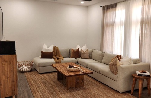 Bahamia West Maison | Pet-Friendly 3BR Mediterranean Spa-Inspired Retreat for Groups, Couples and More