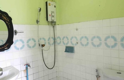 Mueang Samut Prakan District Maison | Pet-friendly 4-bedroom house near Bangkok Train-private highspeed WiFi workspace