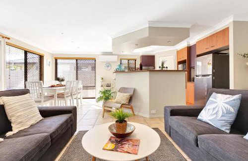 Caloundra West Maison | Pet Friendly 5 BR Family Home w Pool at Caloundra