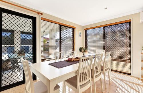 Caloundra West Maison | Pet Friendly 5 BR Family Home w Pool at Caloundra