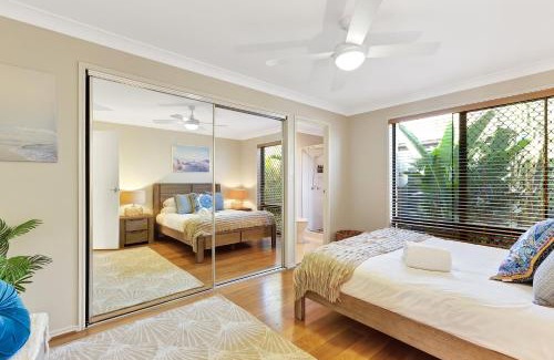 Caloundra West Maison | Pet Friendly 5 BR Family Home w Pool at Caloundra