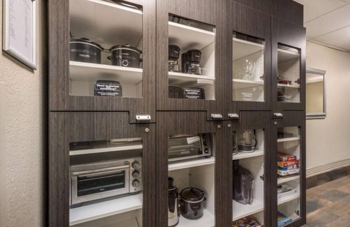 North Arlington Station Balnéaire | Pet-friendly Accommodation Near Hurricane Harbor Arlington! Parking, Pool!