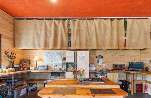 Missoula Cabine | Pet-friendly and Peaceful Glamping Tent "The Ranch Hand" + Hot Tub near Missoula