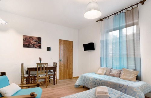 Borzonasca Appartement | Appartement adapté aux animaux domestiques avec vue sur les montagnes, piscine partagée et Wi-Fi.