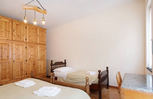Borzonasca Appartement | Appartement adapté aux animaux domestiques avec vue sur les montagnes, piscine partagée et Wi-Fi.