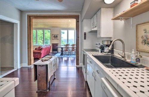 Apache Shores Maison | Pet-Friendly Austin Home with Deck, Yard, and Views!
