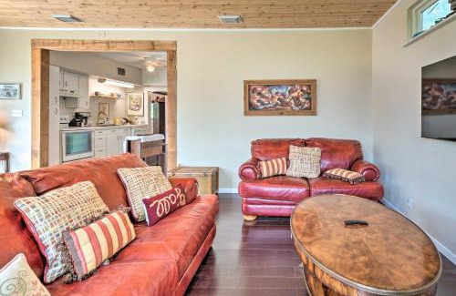 Apache Shores Maison | Pet-Friendly Austin Home with Deck, Yard, and Views!