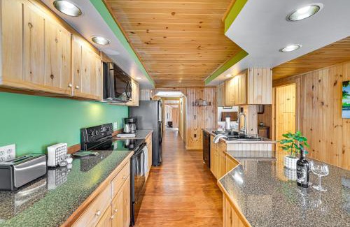 Boonville Appartement | Pet-Friendly Boonville Apt with Deck on Main Street!
