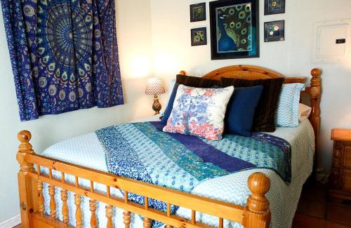Rainbow CDP Maison | Pet Friendly Breathtaking Cottage with Great Views and Hot-tub in Rainbow, California