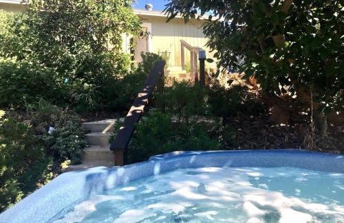 Rainbow CDP Maison | Pet Friendly Breathtaking Cottage with Great Views and Hot-tub in Rainbow, California