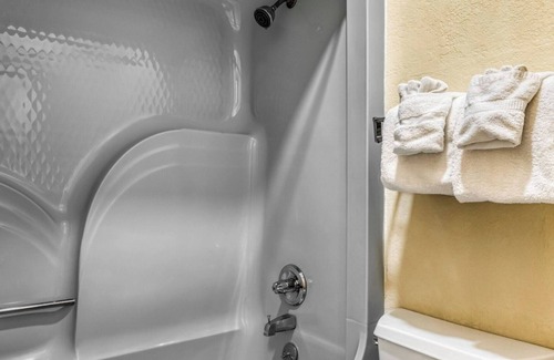 Grenada Hôtel | Pet-Friendly Budget Stay Near Sonic, Dairy Kream & Local Restaurants