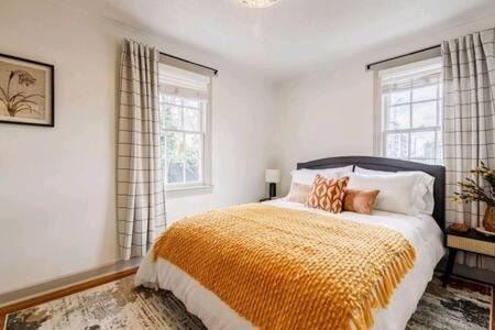 Old Fourth Ward Maison | Pet Friendly Bungalow Steps to Inman Park