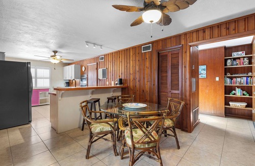 New Smyrna Beach Maison | 🏖️Pet Friendly Cottage Near Beach-Great Backyard-Island Paradise🏖️
