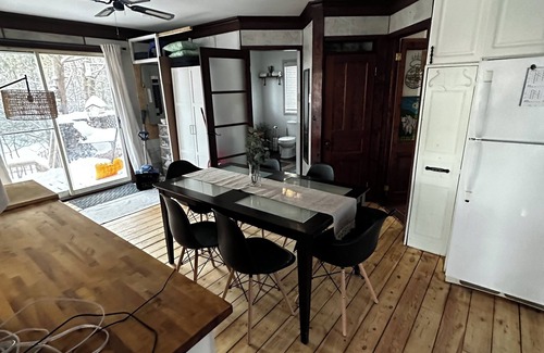 Brownsburg-Chatham Chalet De Ski | Pet-Friendly, Secluded Waterfront Cottage with Modern Amenities & Cozy Fireplace